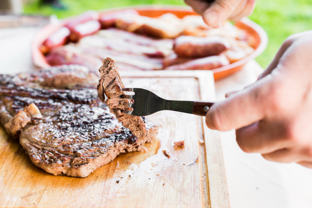 Na dúvida sobre qual a melhor carne para churrasco? Conheça as características dos cortes e aprimore suas habilidades para surpreender.